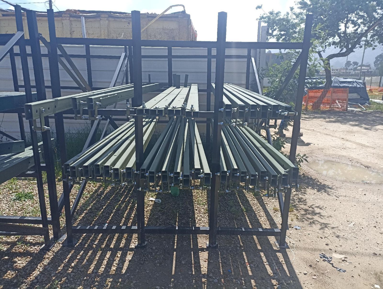 Burros de acopio de acero armados en obra