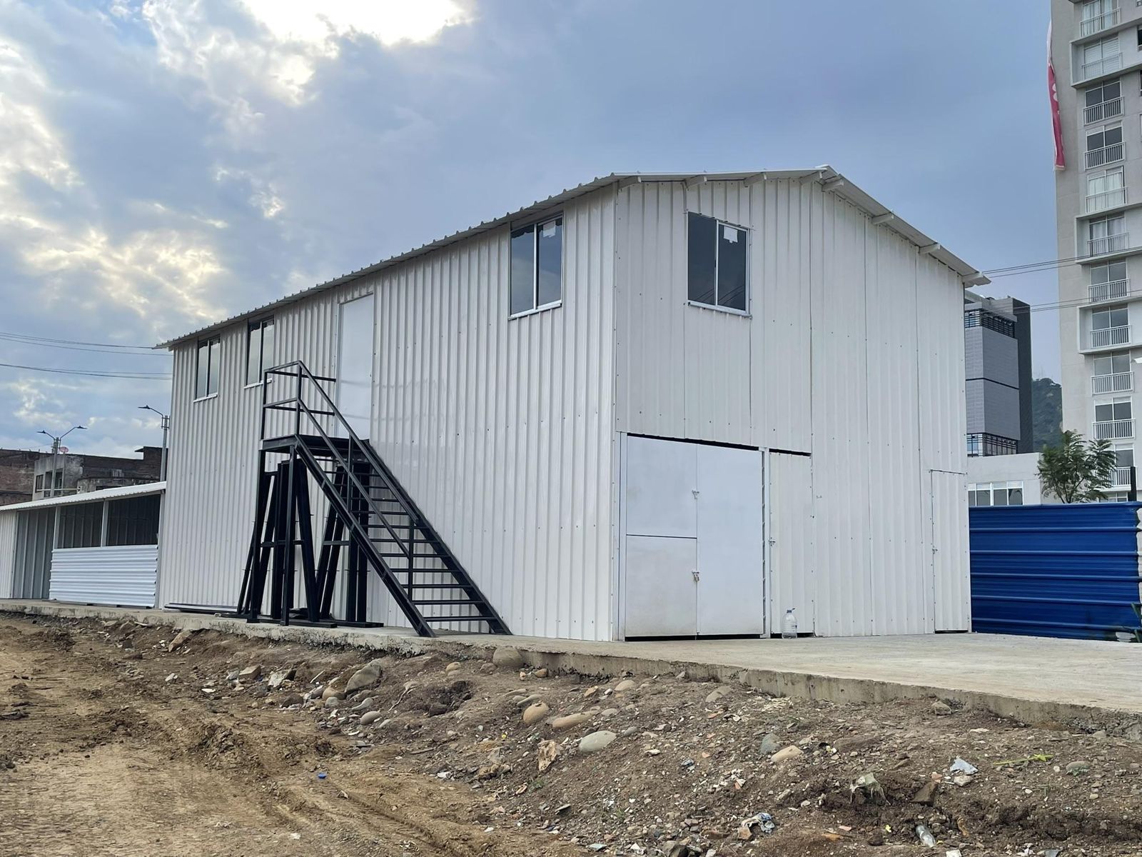 Campamento de obra modular de dos pisos en lámina blanca, construido por WMC