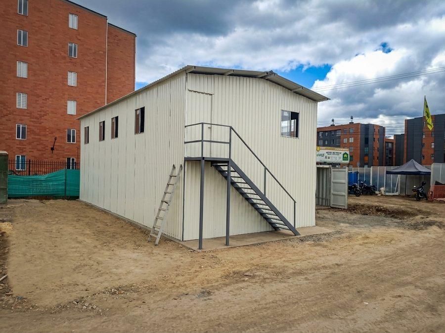 Campamento de obra en lámina arquitectónica blanca