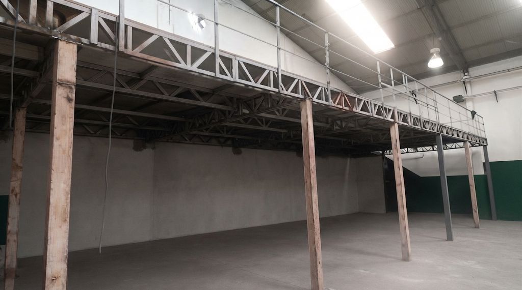 Mezzanine metálico dentro de una bodega