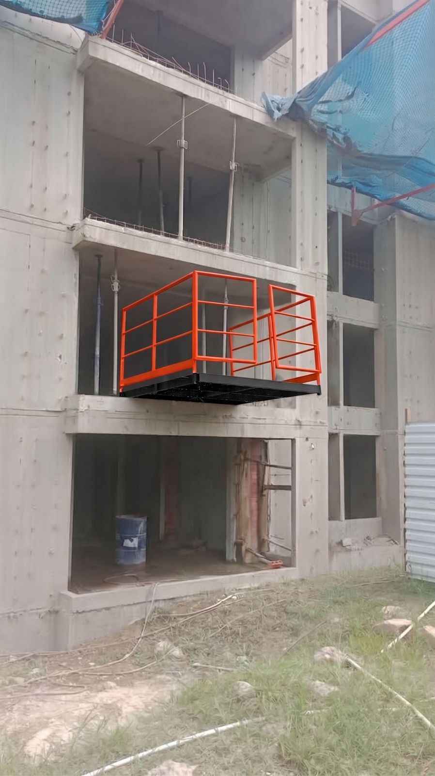 Plataforma metálica de cargue y descargue en fachada de edificio